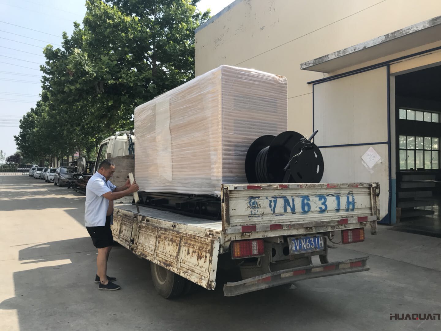 一臺HQ35GF靜音箱柴油發(fā)電機組在2018年7月2號順利發(fā)往江蘇省