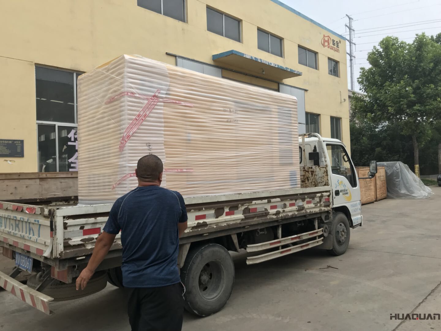 8月1日，羅先生訂制的一臺(tái)100kw移動(dòng)靜音拖車柴油發(fā)電機(jī)組由華全動(dòng)力順利發(fā)往山東省