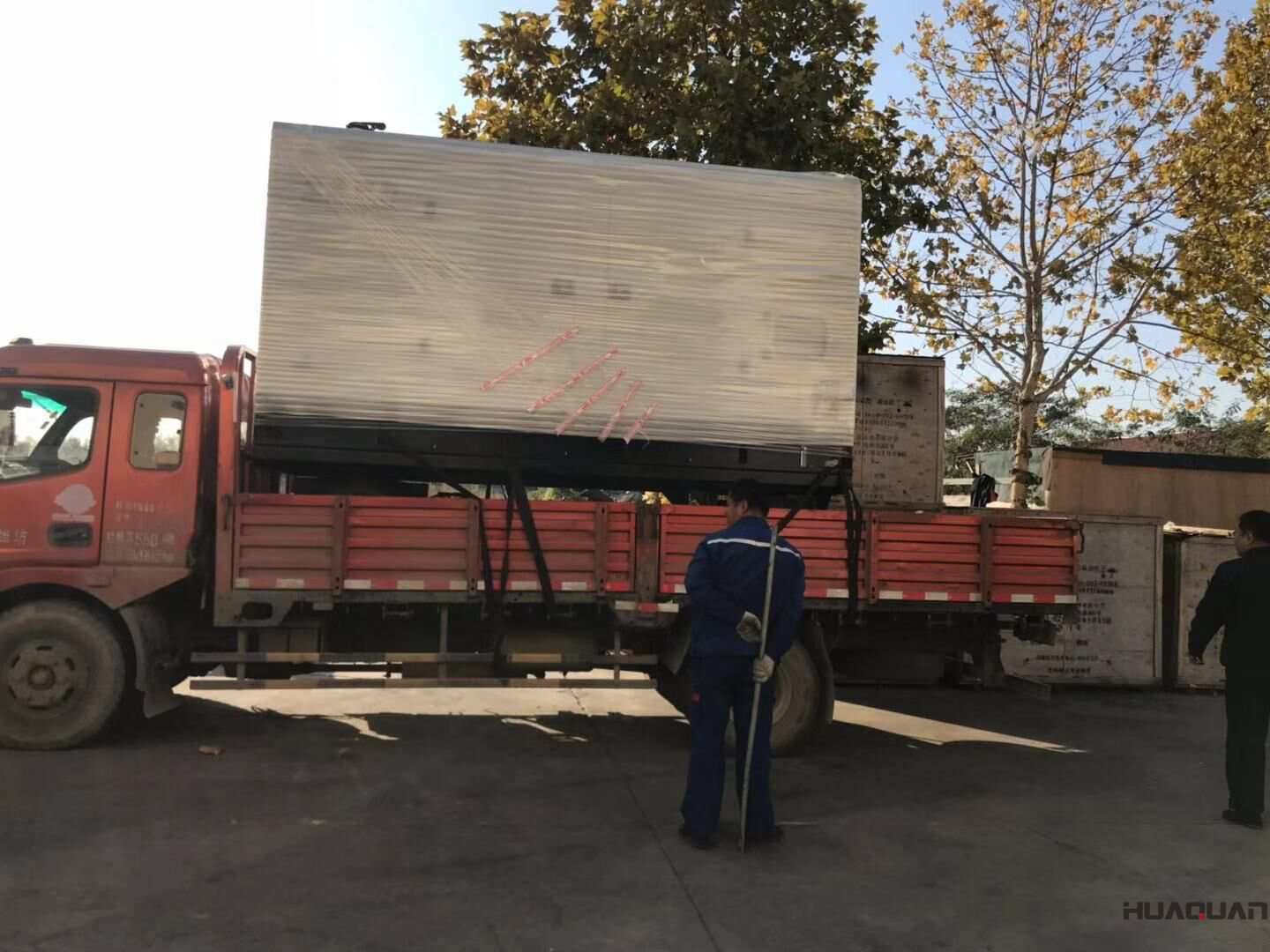 10月7日一臺(tái)120kw標(biāo)配型柴油發(fā)電機(jī)組發(fā)往河南