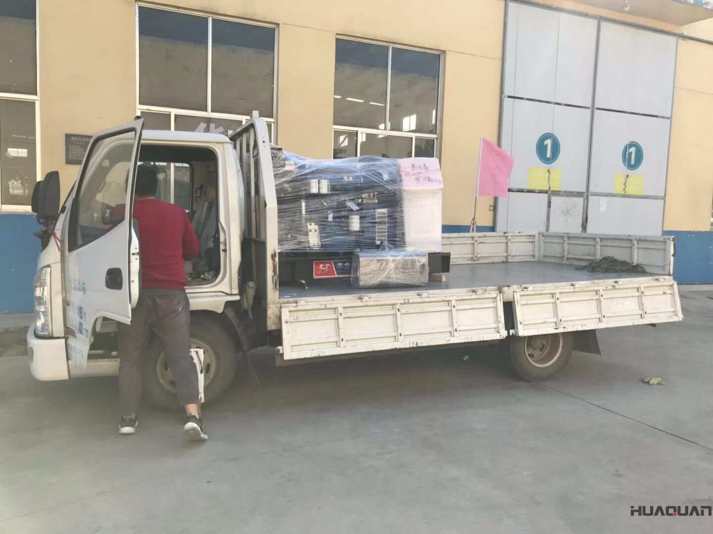 一臺40kw標(biāo)配柴油發(fā)電機組于10月18日順利發(fā)往新疆烏魯木齊