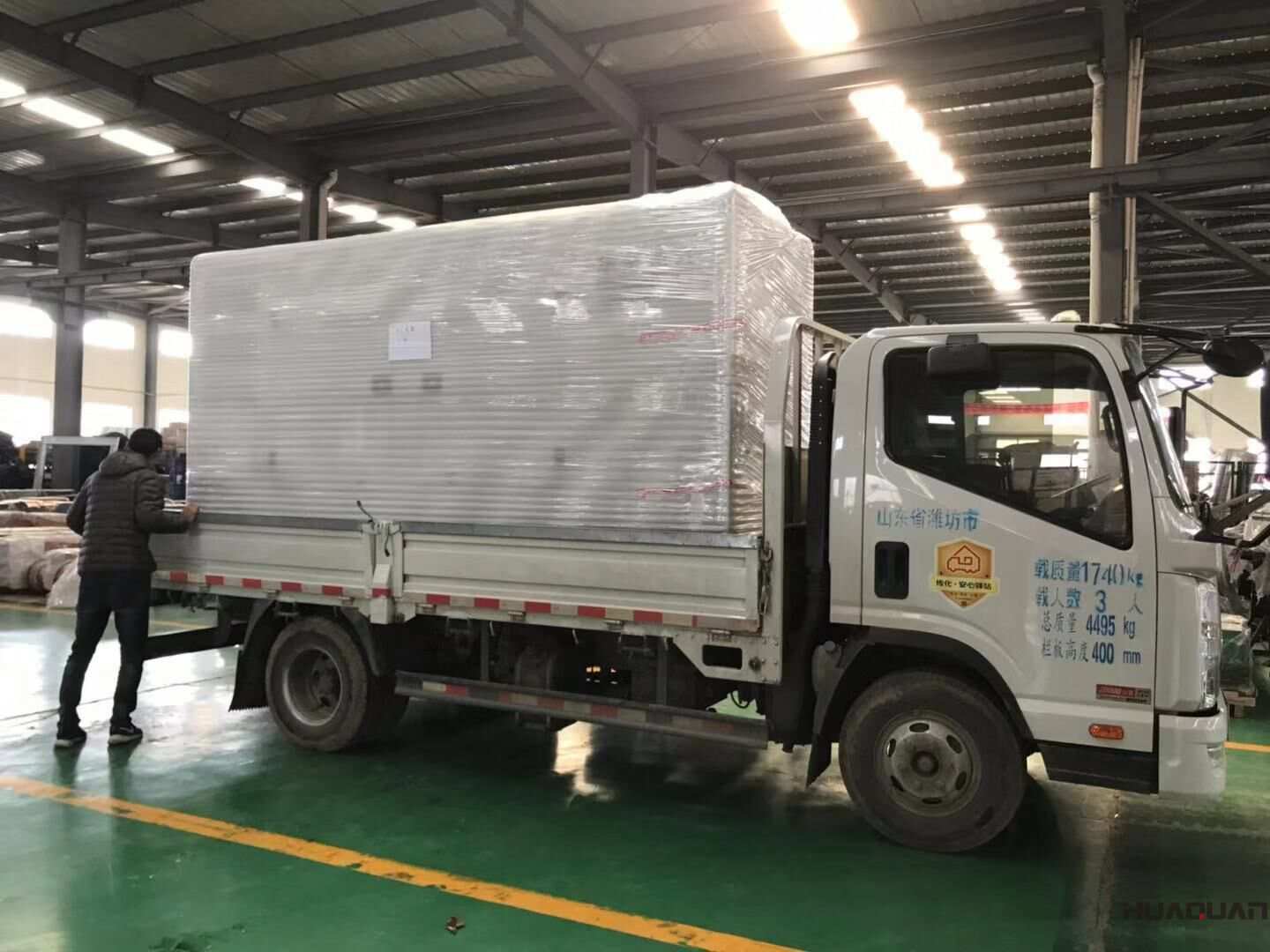 河南楊先生11月2日從華全動力采購了一臺300kw移動靜音拖車柴油發(fā)電機組，現(xiàn)已發(fā)往目的地