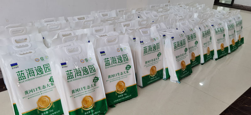 華全集團為員工準(zhǔn)備大米作為中秋福利