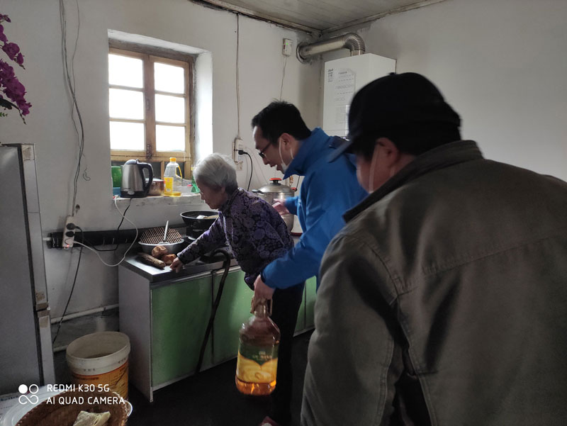 華全動(dòng)力黨支部一行向困難群眾送去花生油、大米和美酒禮盒等禮品